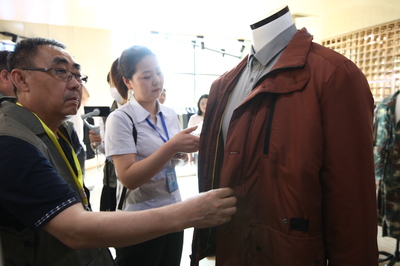 【晒比看 陕西日报全媒体行动走进咸阳】你穿的皮尔卡丹可能就是在这生产的